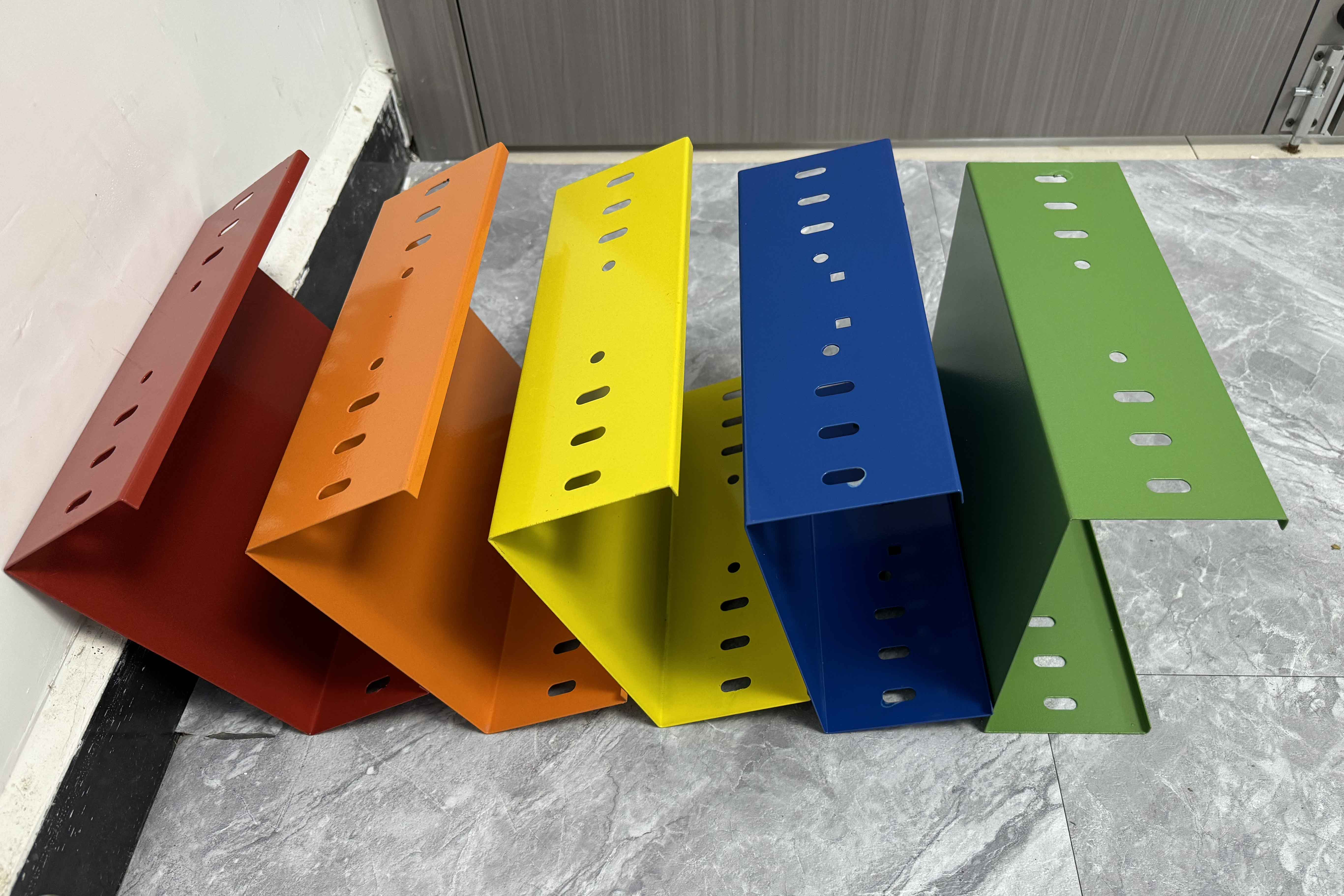 喷塑电缆桥架和镀锌电缆桥架有什么区别？